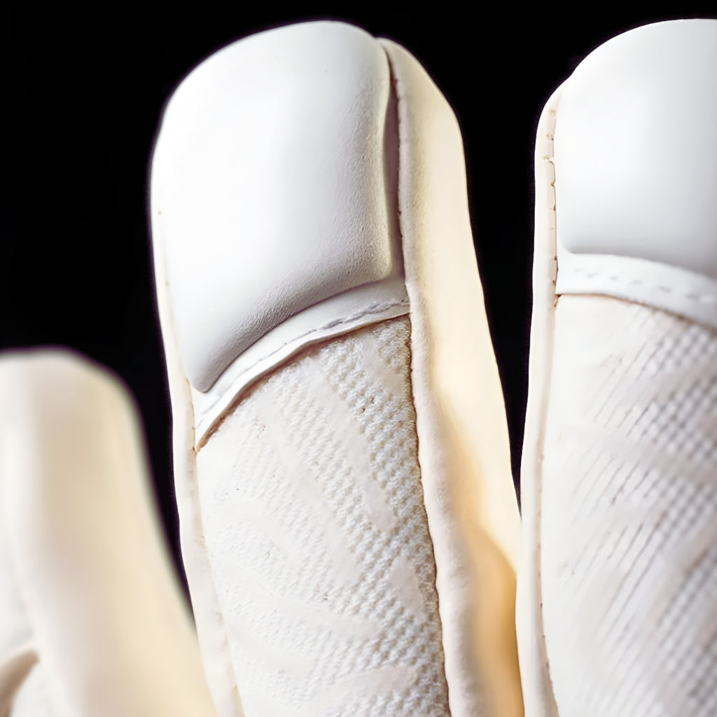 Close-up of N1 Zeus 2.0 Snow finger detailing the snug Vapor Negative Cut and professional stitching for a second-skin fit.