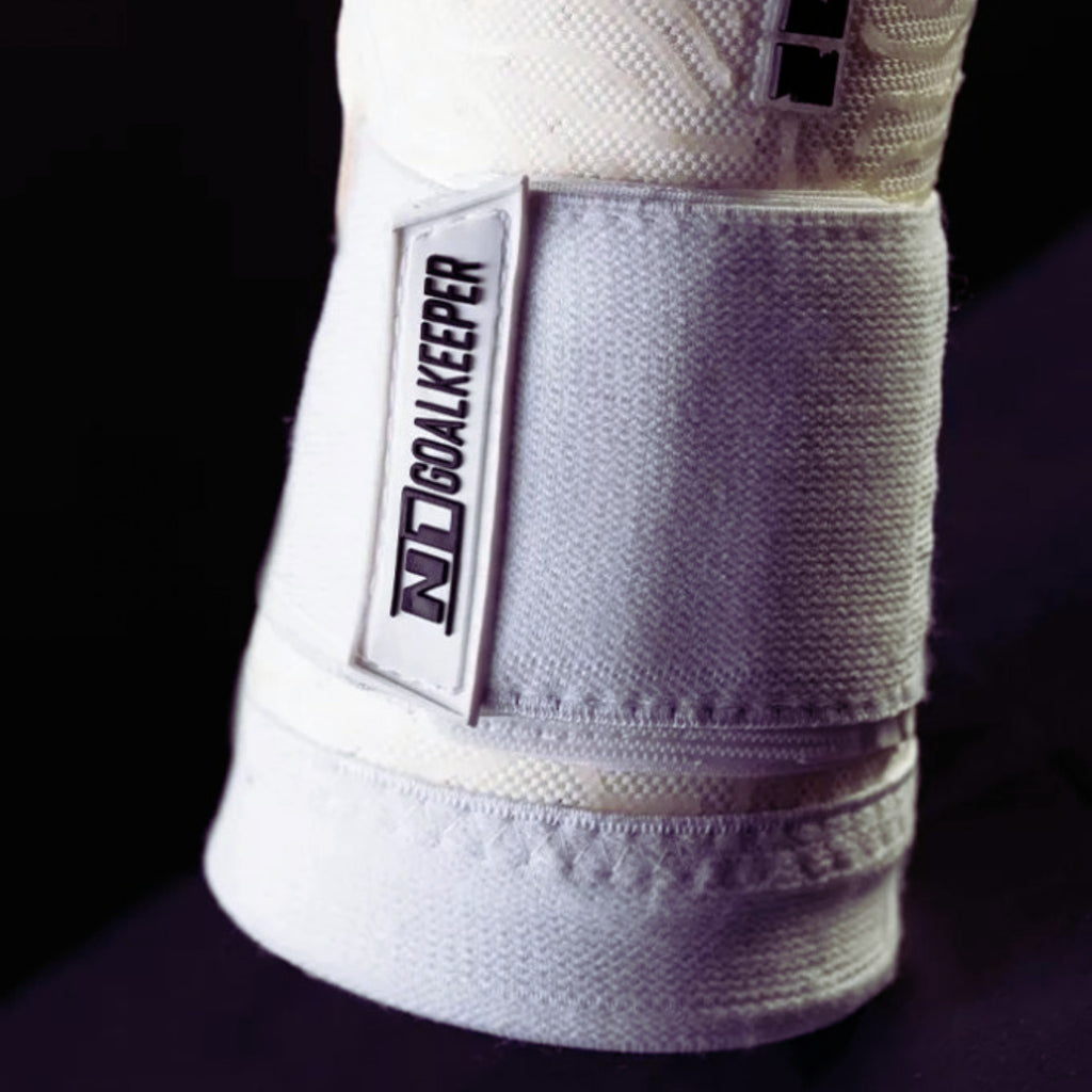 Close-up of N1 Zeus 2.0 Snow goalkeeper glove wrist strap featuring a professional elastic closure system for a secure and adjustable fit.