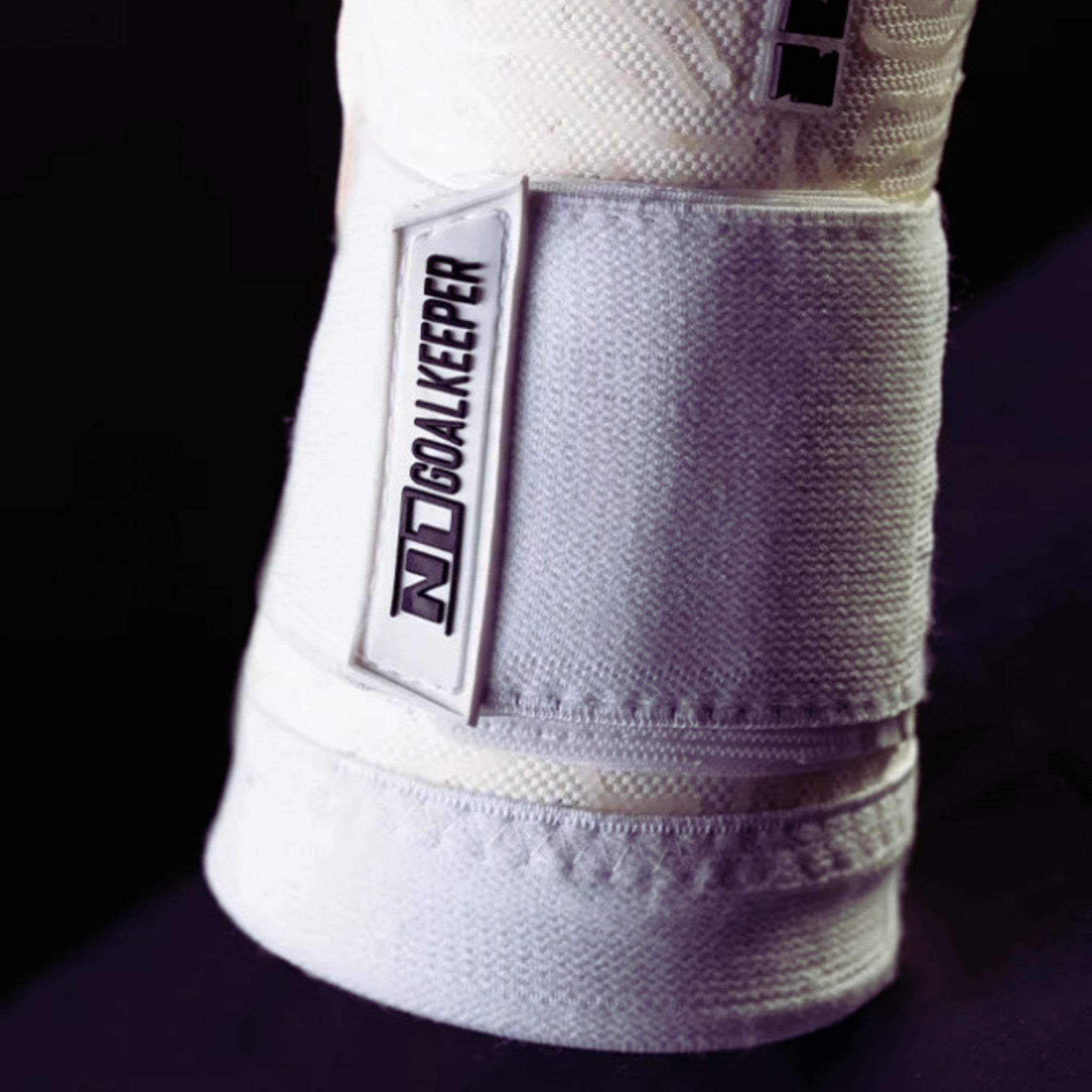 Close-up of N1 Zeus 2.0 Snow goalkeeper glove wrist strap featuring a professional elastic closure system for a secure and adjustable fit.